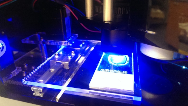 Motorized stage and fluorescence illumination during automated slide scanning.